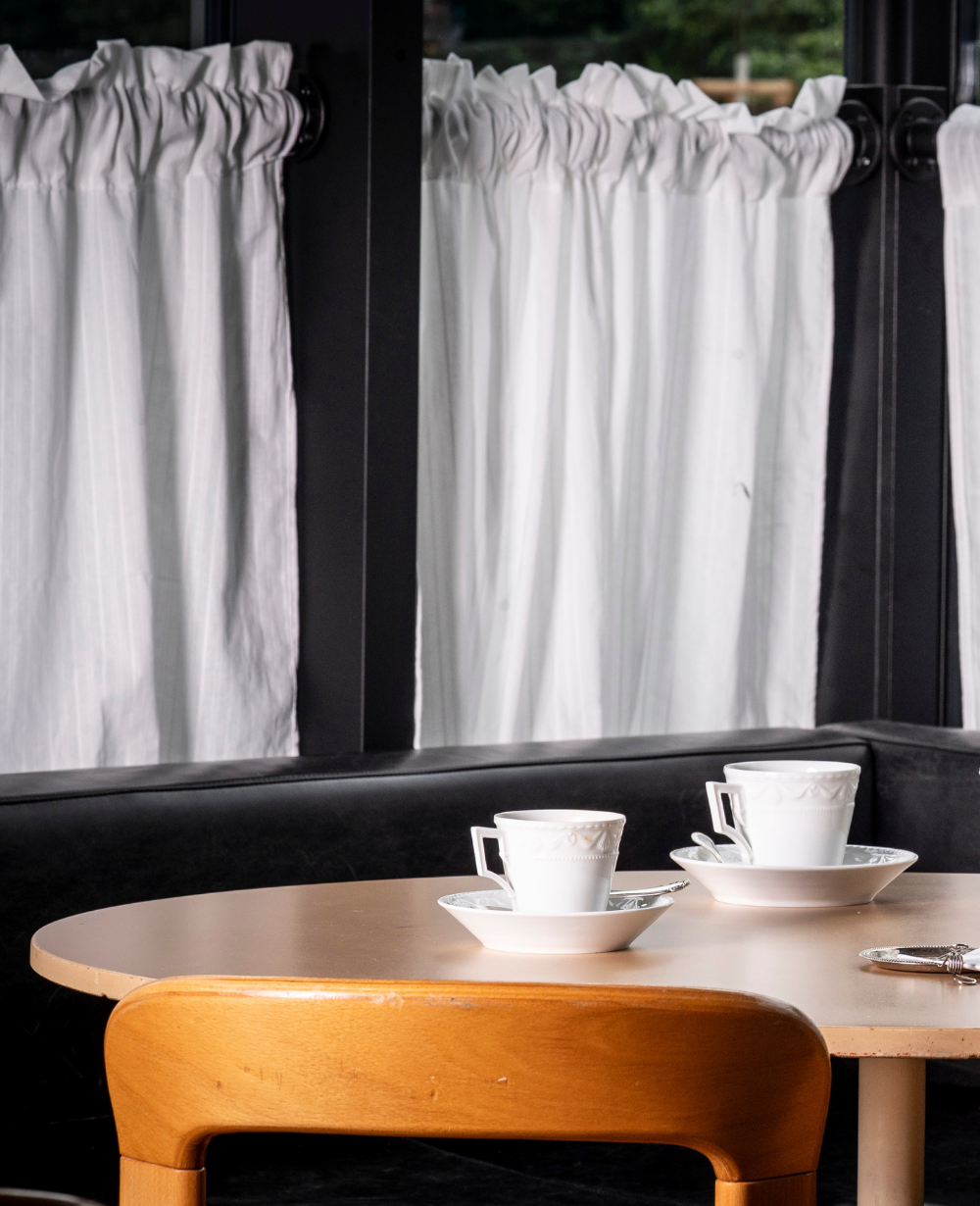 rechts: Kaffeetasse, groß komplett; links: Kaffeetasse komplett © Holger Talinski