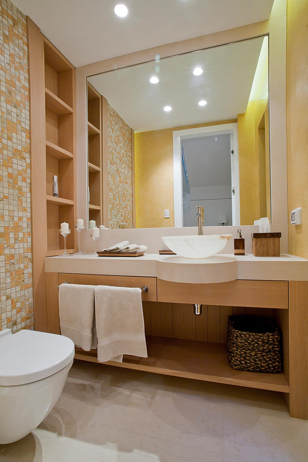 ארון כיור אמבטיה עץ פורניר טיק  דלתות מראה ידית אינטגרלית