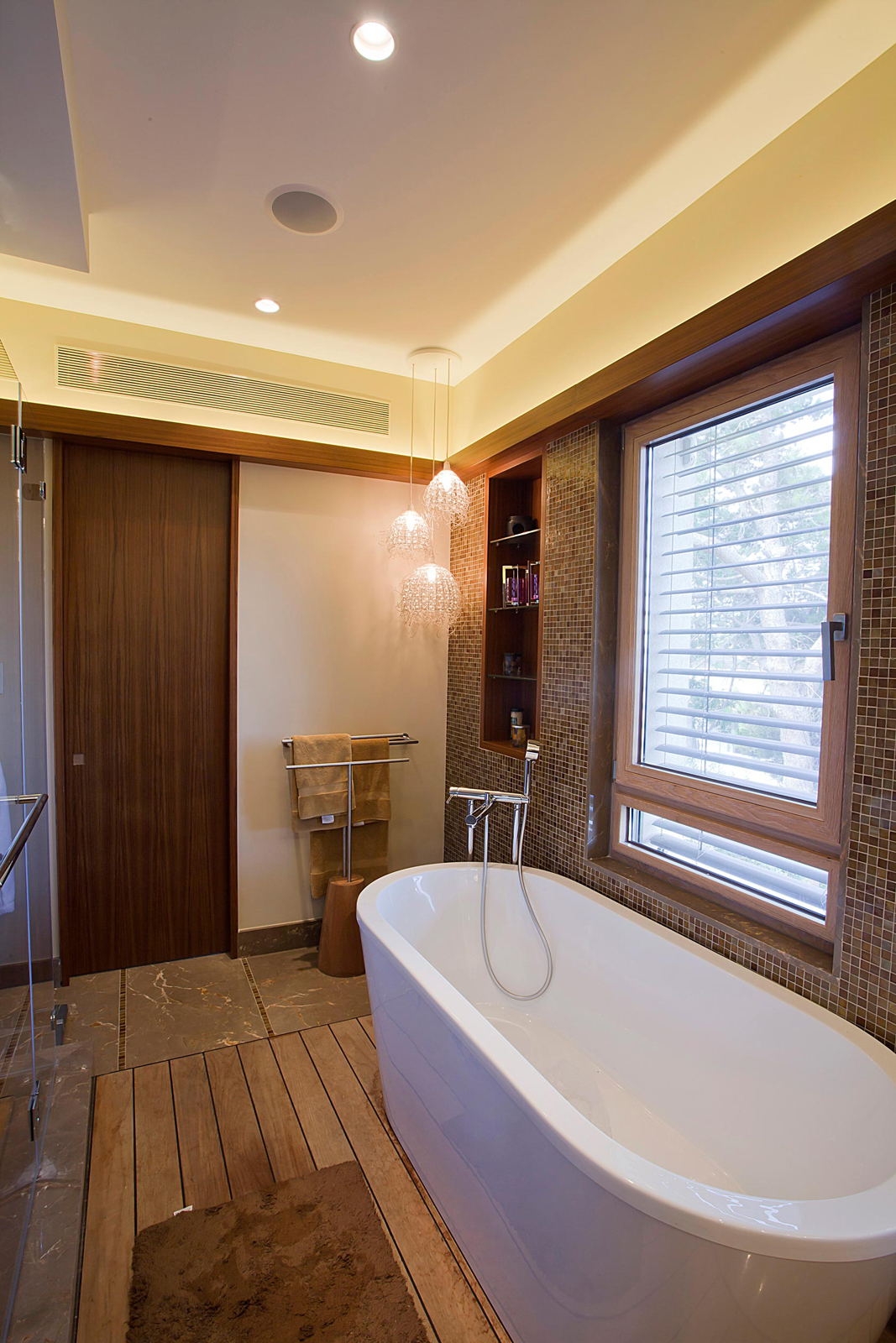 ארון כיור אמבטיה עץ פורניר טיק  דלתות מראה ידית אינטגרלית קרניז תאורה-min