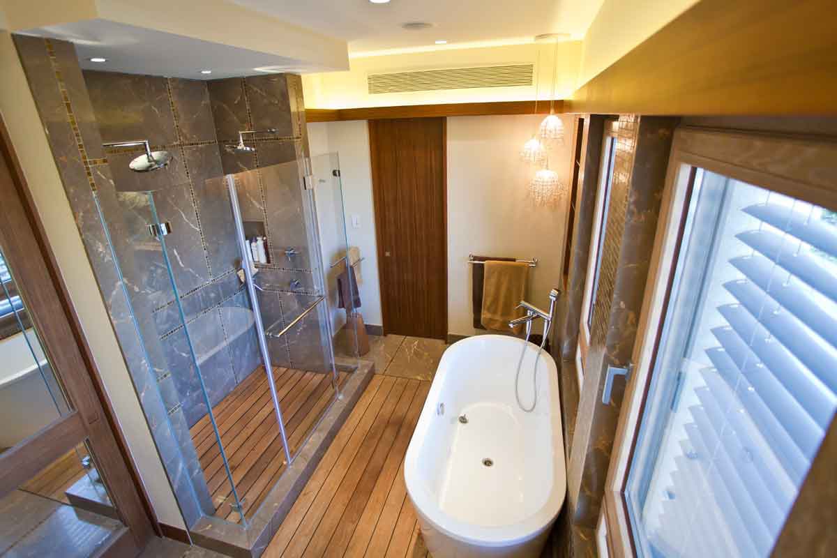 ארון כיור אמבטיה עץ פורניר טיק  דלתות מראה ידית אינטגרלית קרניז תאורה-min