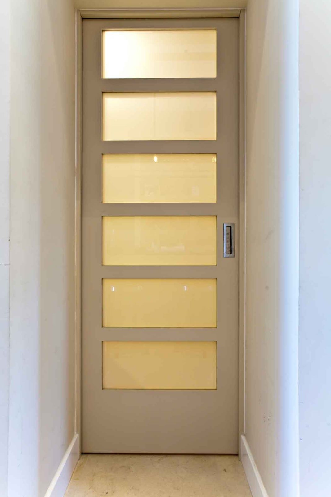 דלת כניסה זכוכית אסיד חלבית הזזה צבע