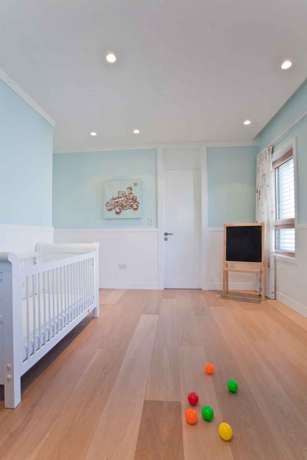 חדר ילדים ציפוי חיפוי קיר נוטפדר צבע לבן עם חריצים דלת אורור איורור תריס מסגרת
