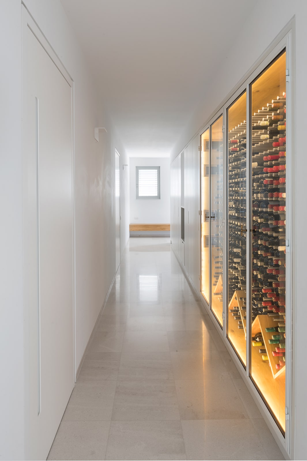 ארון יינות חשמלי בנגרות עם תאורה פנימית ארון מקיר לקיר