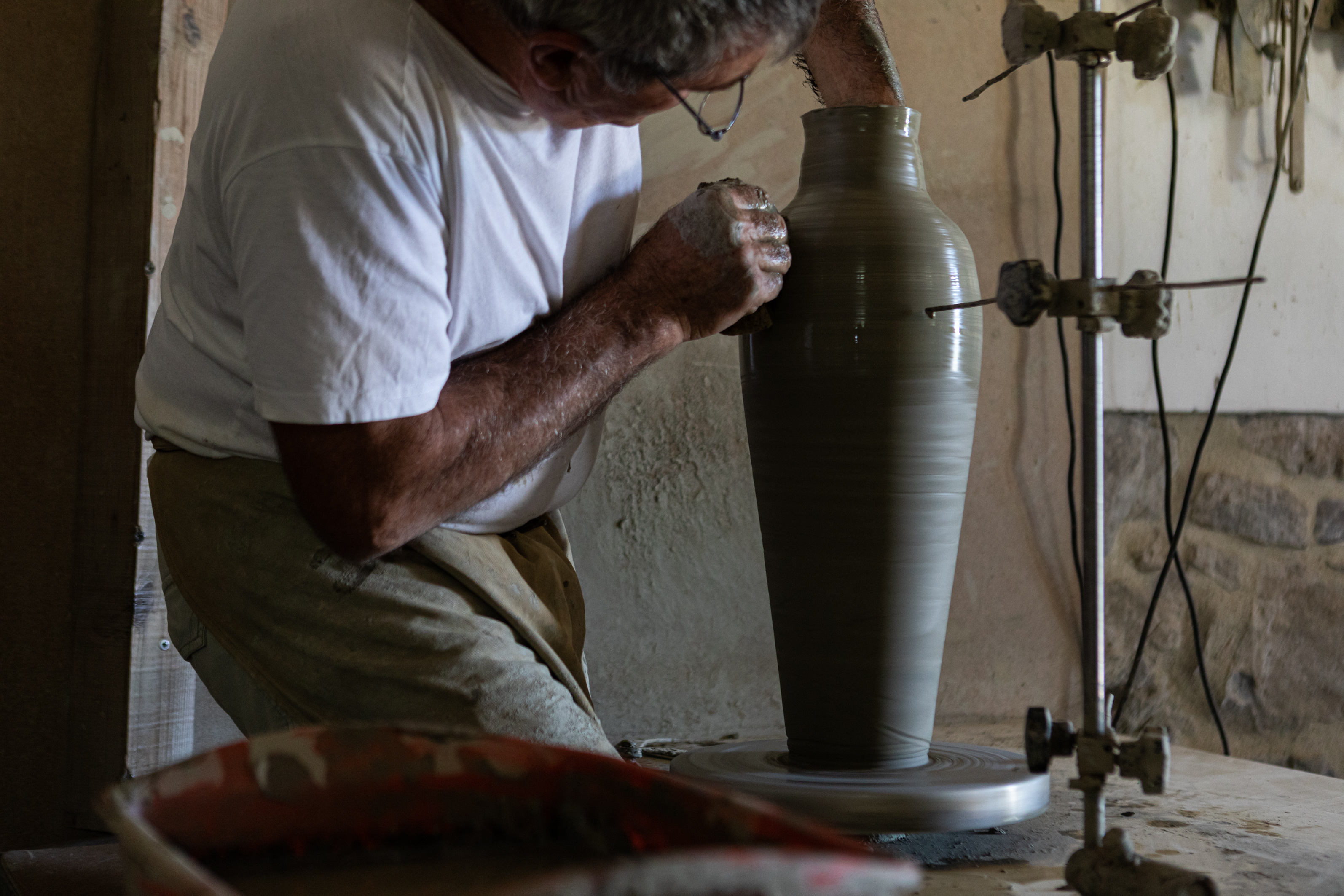 Inside the Rometti studio with master potter Bernardo Temperoni. Photography © Monica Spezia-Livinginside.