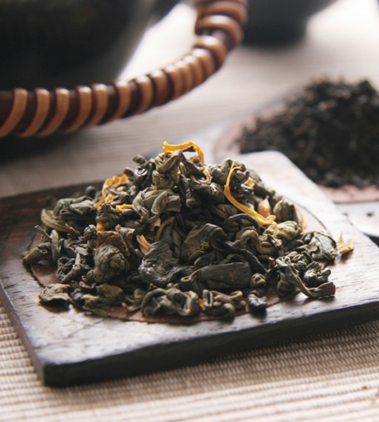 Oolong tea leaves ona small plate