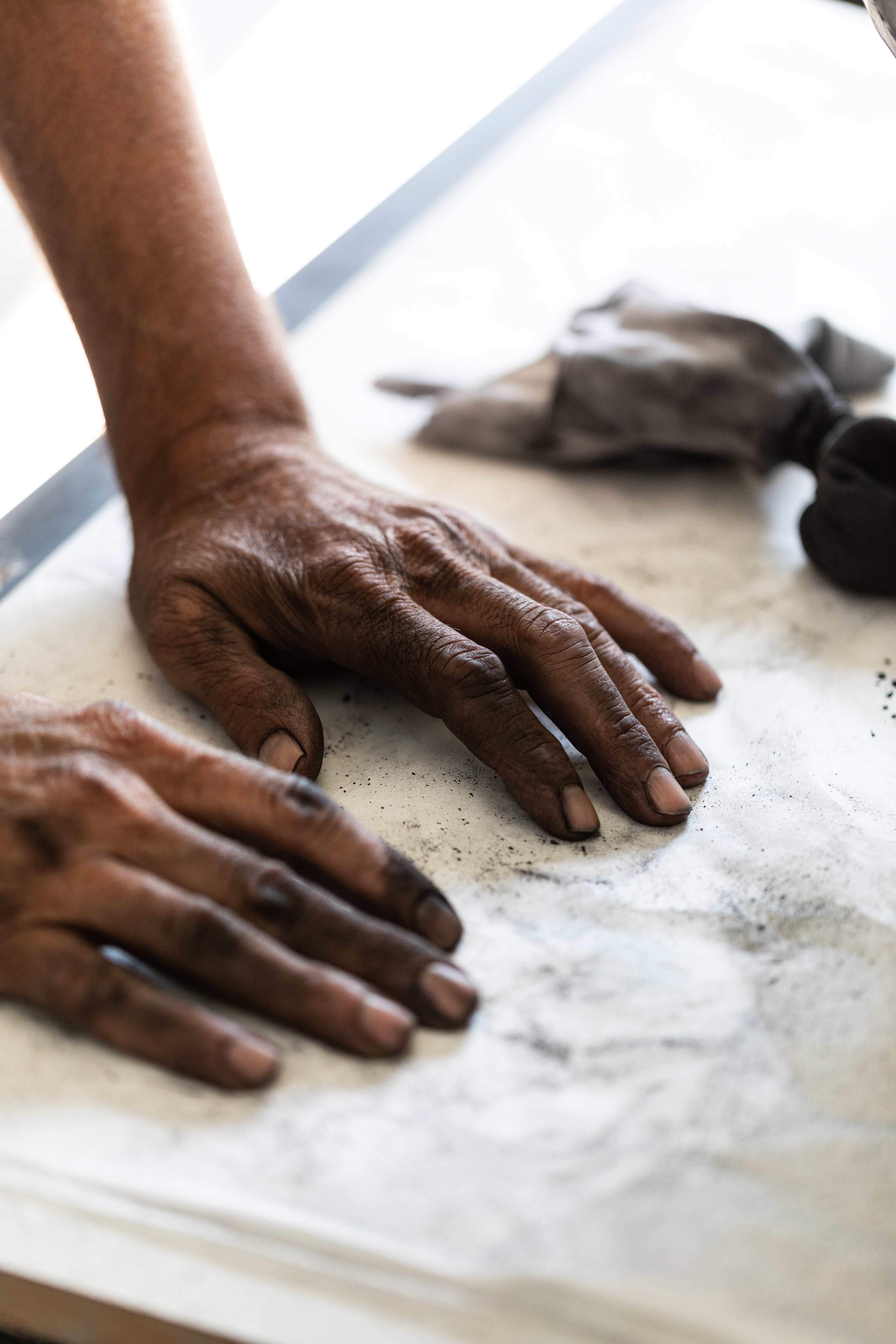 The traditions inside the Rometti studio have been passed down the generations, the early Roman clay first taking shape in the region in the 1st century BC. Photography © Monica Spezia-Livinginside. 