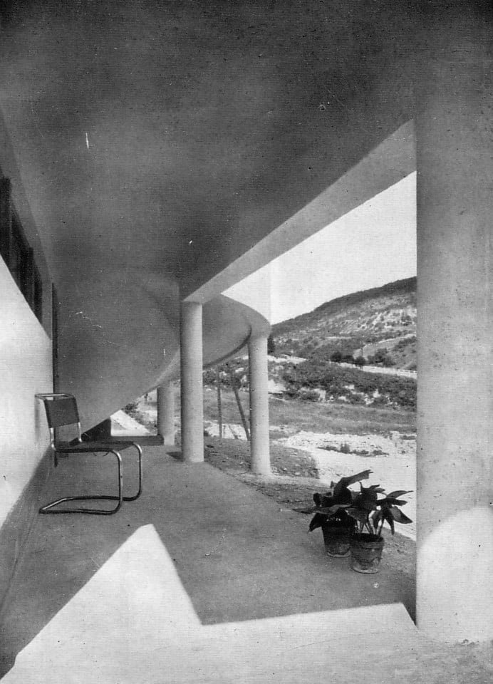 The portico of the Villa Zentai designed by József Fischer in 1934. Photo c/o Creative Commons. 