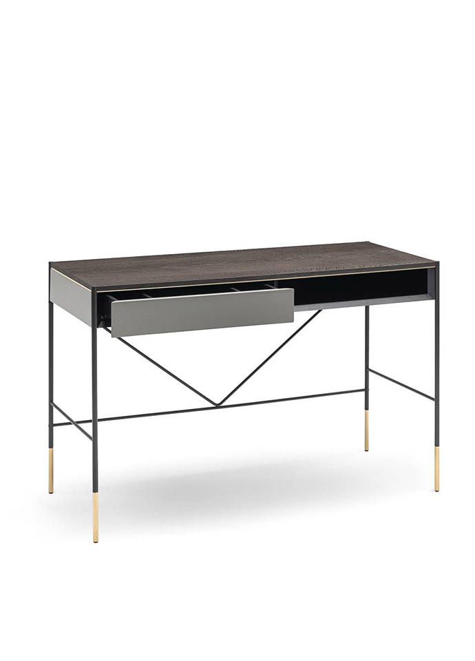The Era Skitorio desk designed by David Lopez Quinococes in 2020. Photo c/o Living Divani. 