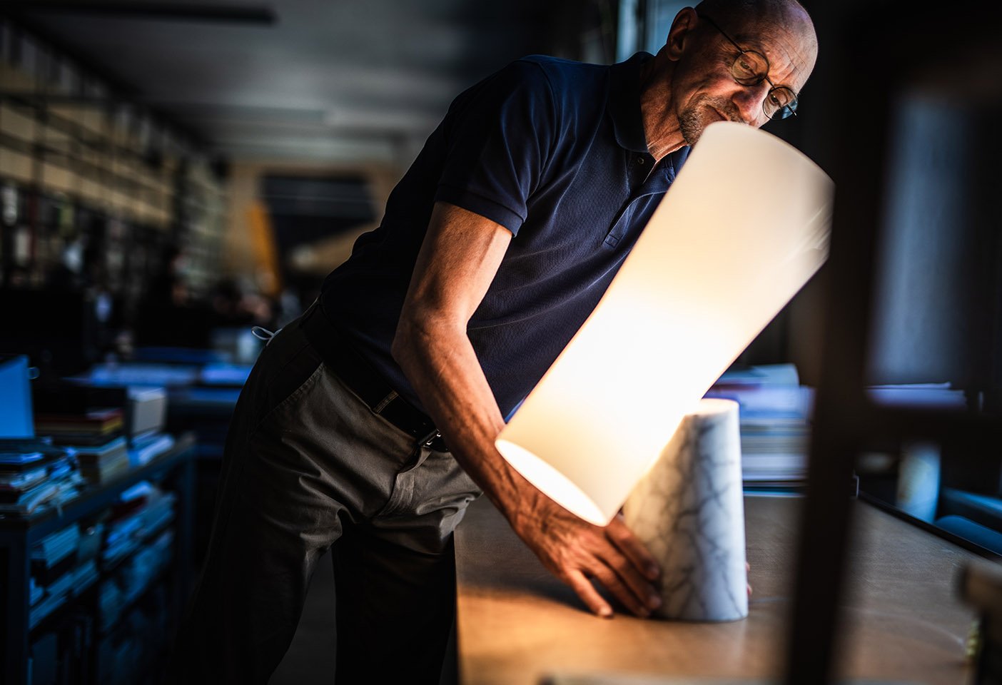 Rodolfo Dordoni with the Nile light, a poetic mix of marble and glass and the first piece by the designer for Foscarini in 20 years. Photo c/o Foscarini. 