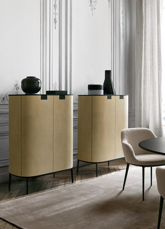 Tesaurus has been designed in three different heights and widths, with two or four doors, drawers and flap doors. Photo c/o Maxalto. 