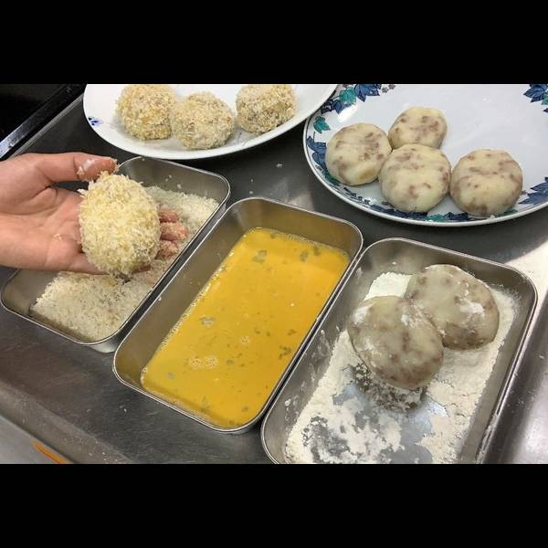 Portioning up the Mixture and Shaping the Korokke