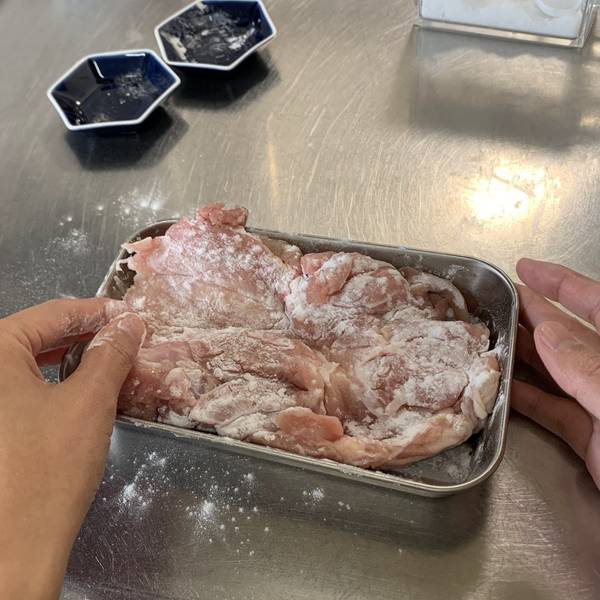 Thoroughly coating the chicken in potato starch