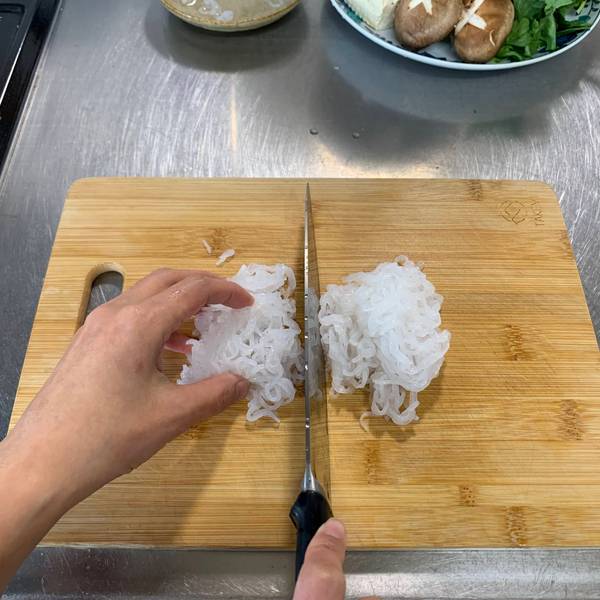 Cutting shirataki noodles into bite-sized pieces