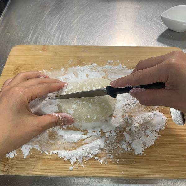 Cutting the mochi 