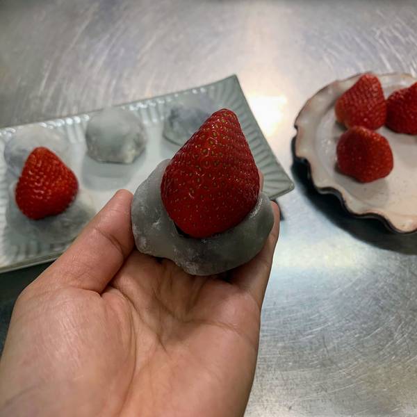 Adding the strawberry on top of the daifuku 