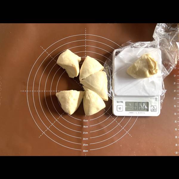 Cutting the dough and measuring the size 