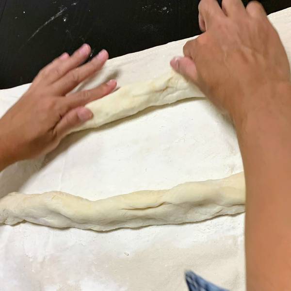 Turning the dough into two cylinder-shaped pieces