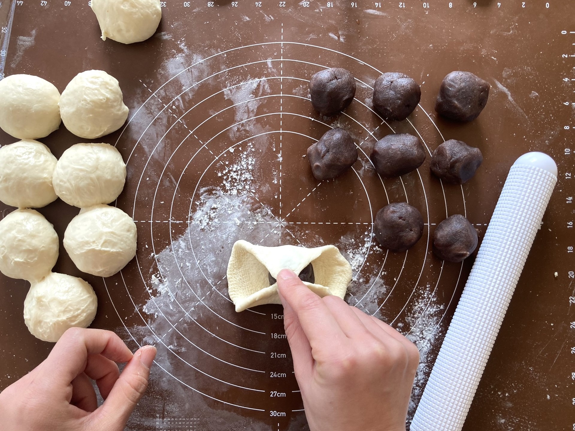 Adding red bean paste inside of the dough