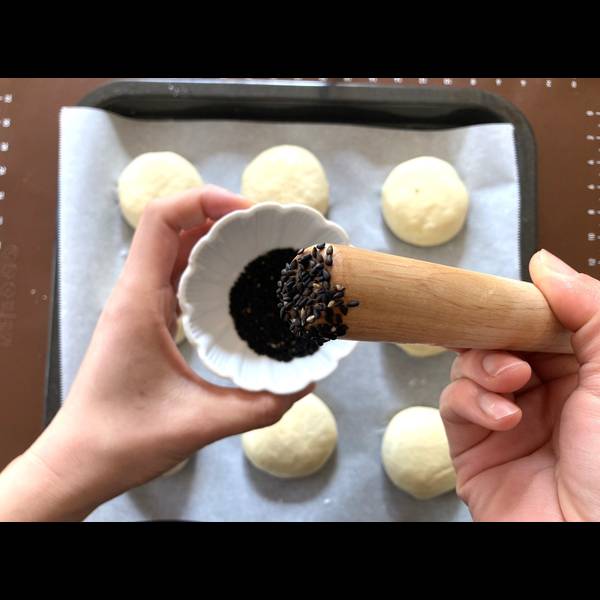 Coating a rolling pin in black sesame seeds