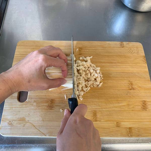 Chopping the lotus root into small pieces 