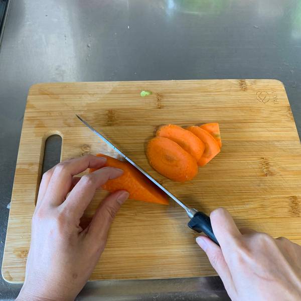 Chopping the carrot
