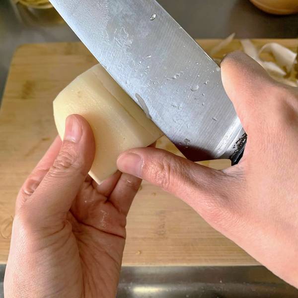 Cutting slits into the lotus root