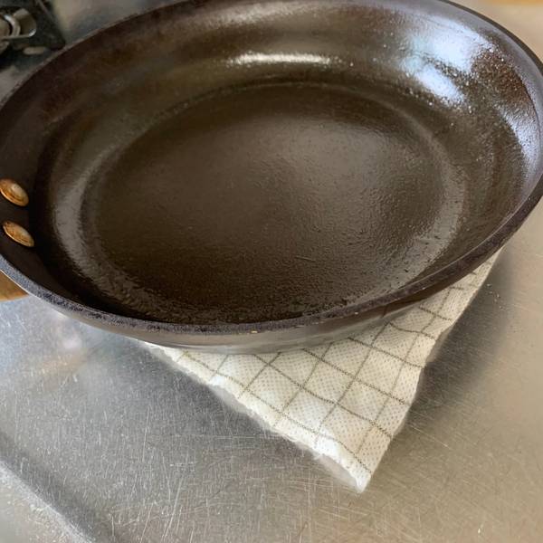 Cooling the fry pan down on a wet cloth
