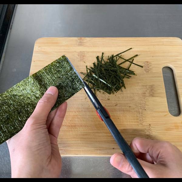 Cutting the nori into strips