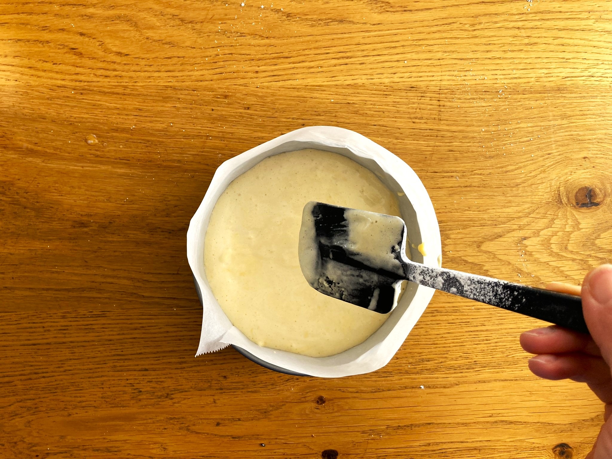 Evening the surface of the cake batter