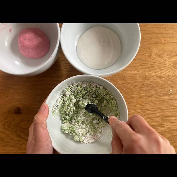 Mixing the matcha and shiratamako flour together