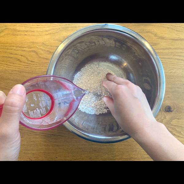 Mixing shiratama flour and water with fingers