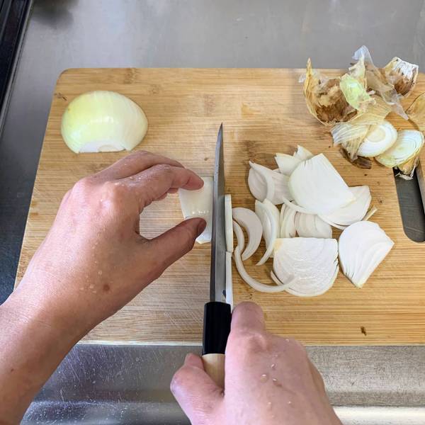 Slicing the onion into rounds