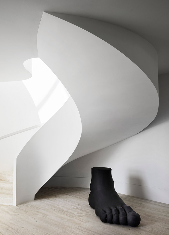 Drawn to furniture that blurs the boundary between design and art, here the iconic UP7 Foot by Gaetano Pesce for B&B Italia nestles alongside the fluid sculptural staircase in the Toorak Garden Residence. Photo c/o Conrad Architects. 