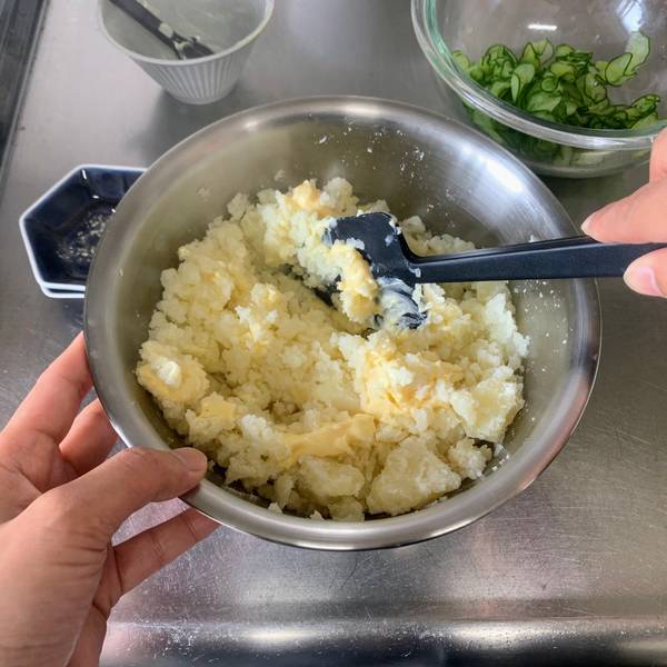 Seasoning the potatoes with kewpie mayonnaise
