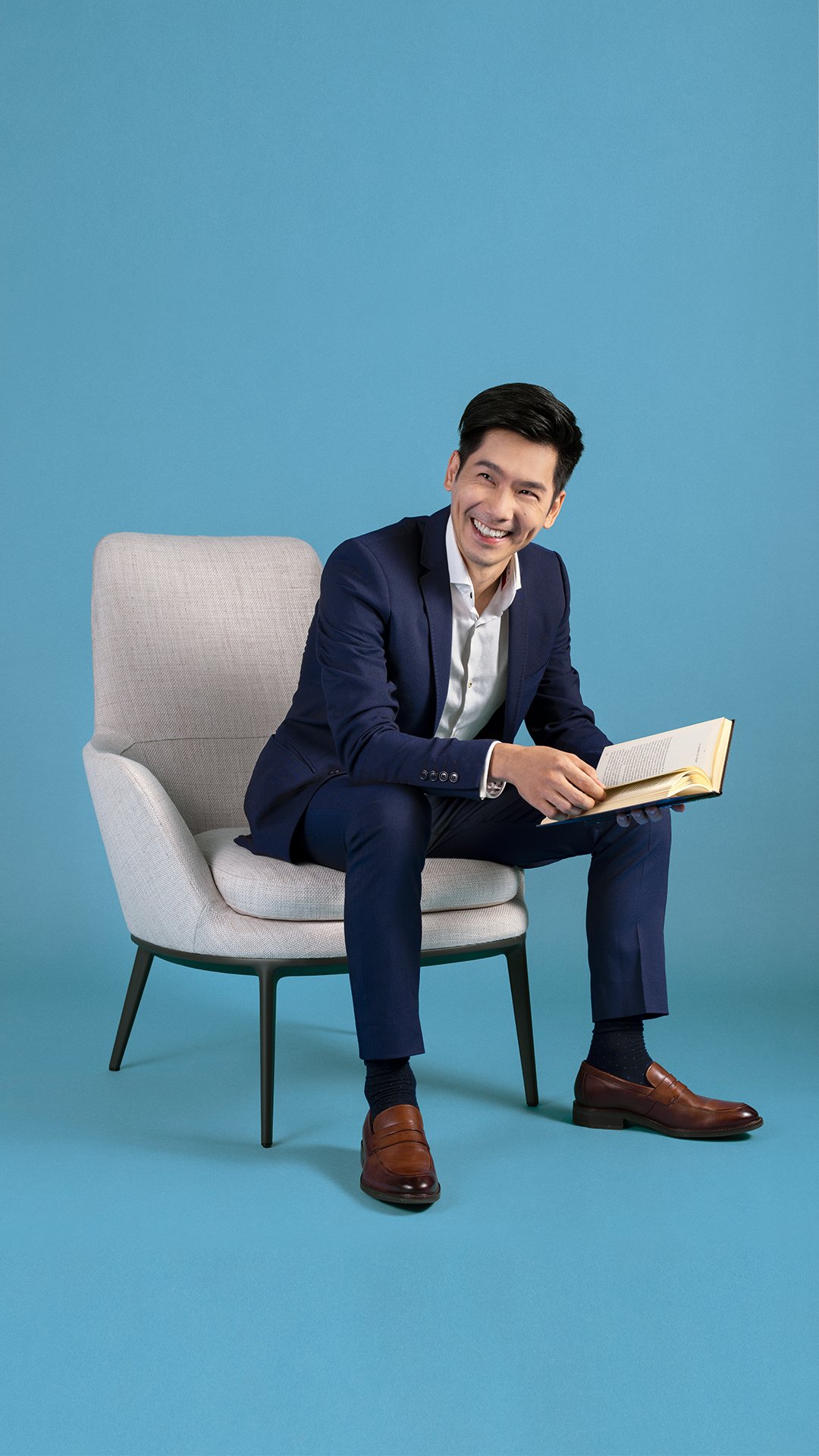 Jonathan Yung photographed on the Caratos chair. Portrait © Franz Navarrete. 