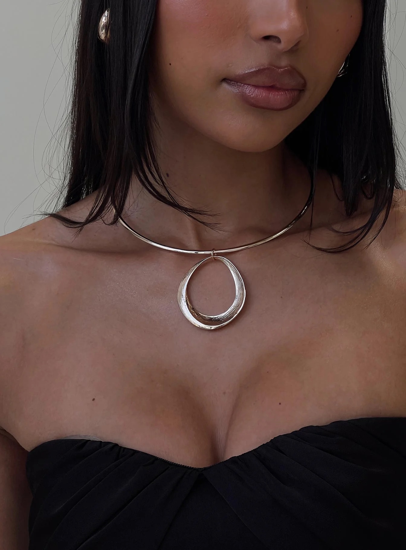 homecoming accessories - model wearing gold necklace to homecoming