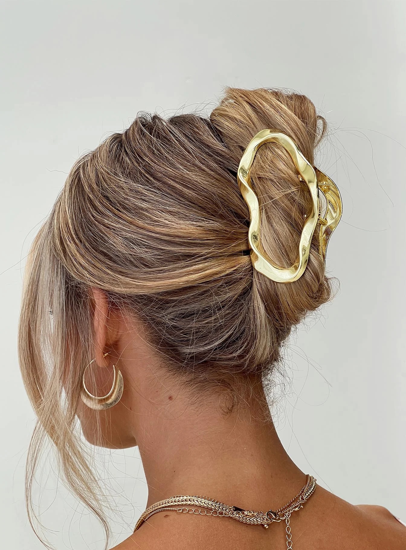 homecoming hairstyles - model wearing gold hair clip to homecoming