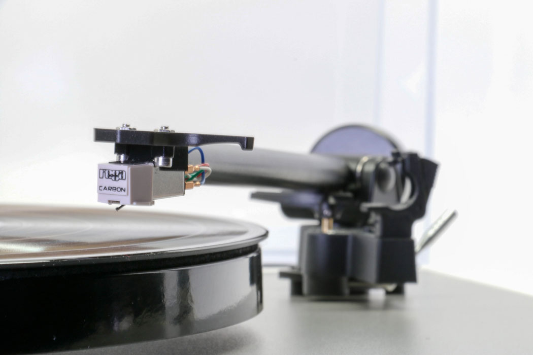 Tonearm adjusted to outer record grove position image