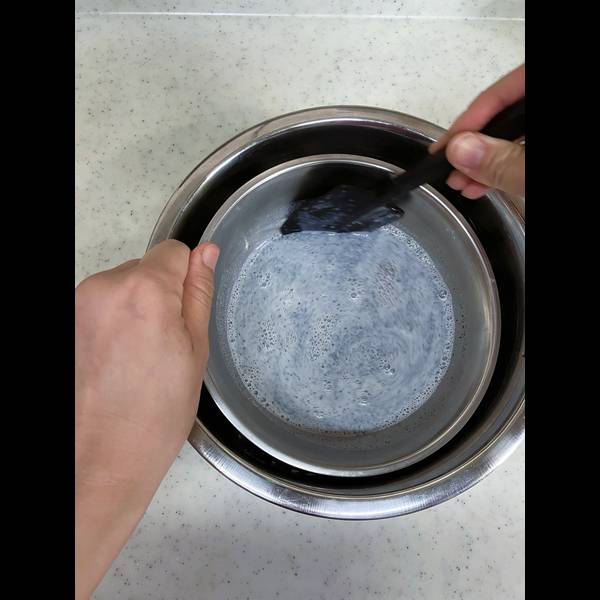 Mixing the black sesame pudding over the ice water bath to thicken it