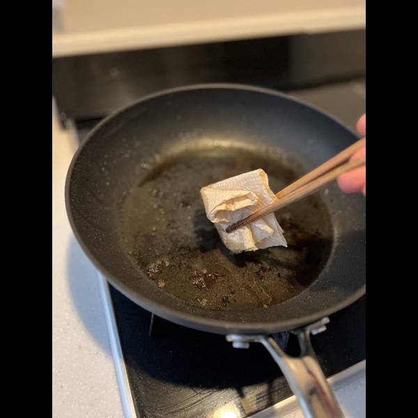 Wiping the pan with a paper towel