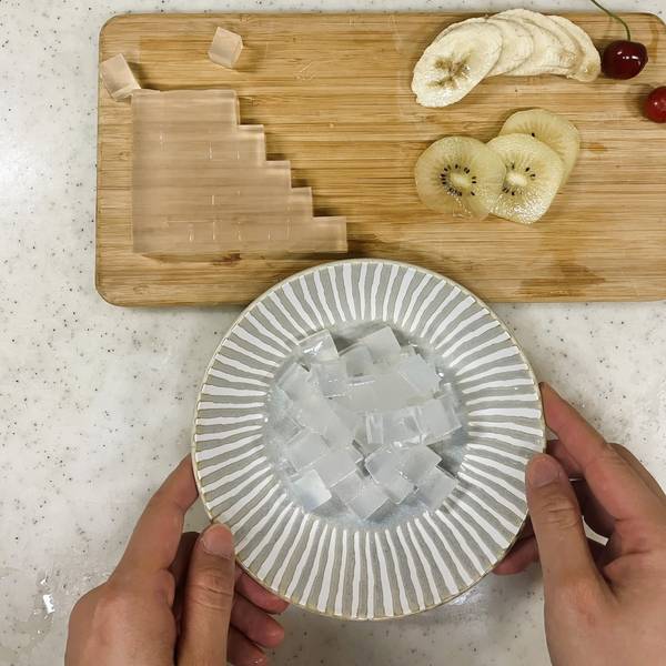Adding kanten jelly into a bowl