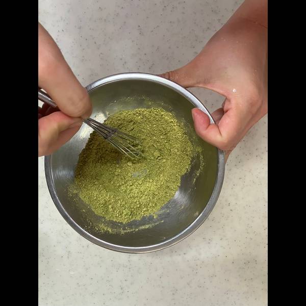 Mixing the matcha powder and kinako powder together well