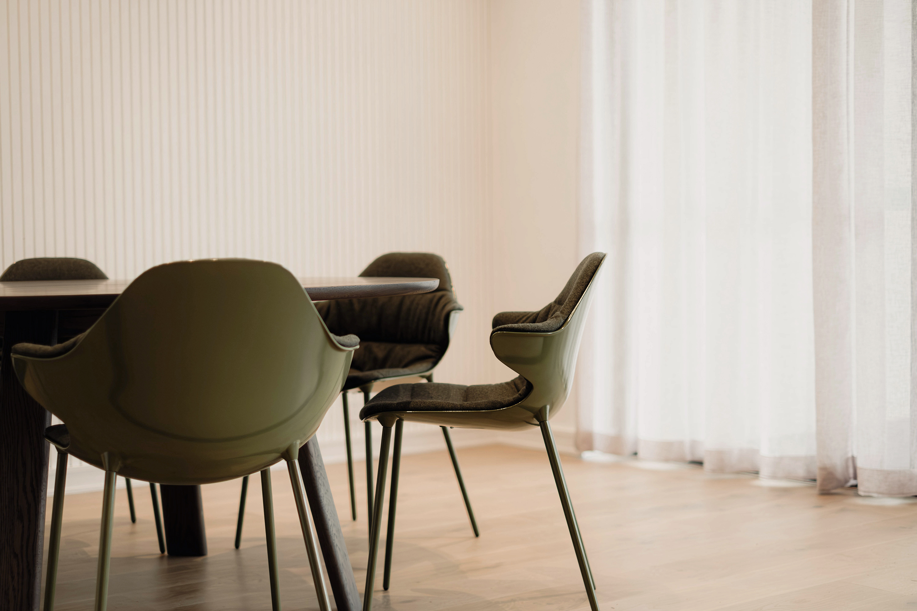 Raf Chair with Arms Powder Coat Moss, Jardan Stella Olive and Flo Dining Table Round Oak Charcoal
