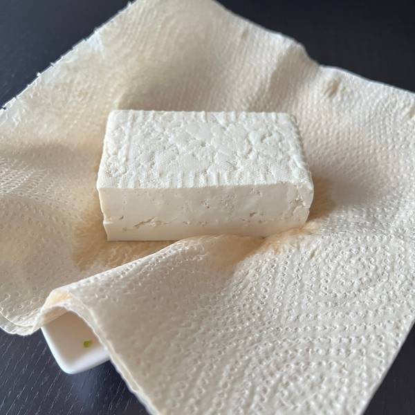 Placing the tofu in paper towels