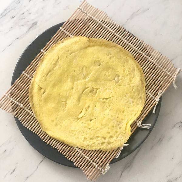 Setting the kinshi tamago omelet aside