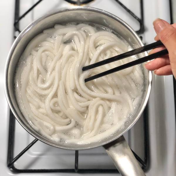 Cooking the udon noodles