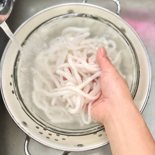 Rinsing the noodles to cool them