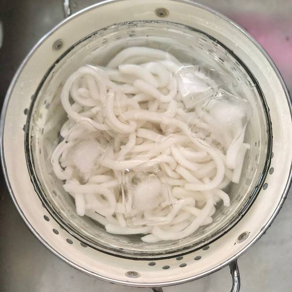 Chilling the noodles in cold ice water