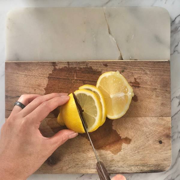 Slicing the lemon 