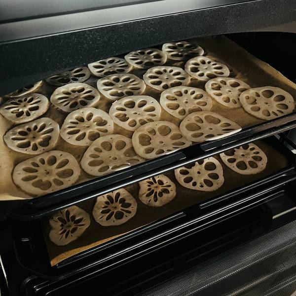 baking the lotus root chips in the oven